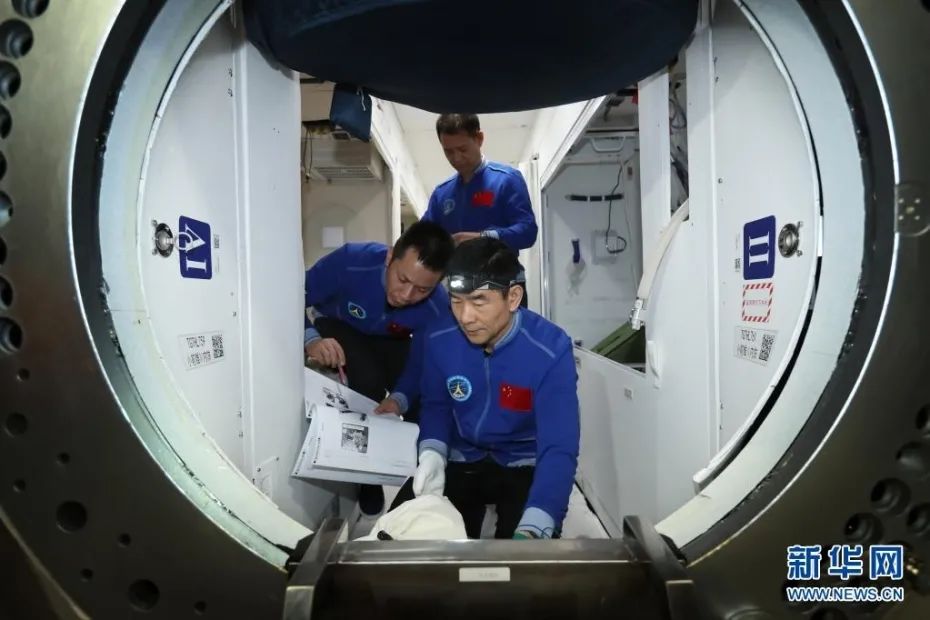 图为航天员聂海胜、刘伯明和汤洪波在核心舱模拟器内训练(4月22日摄)。新华社发 徐部 摄 图片来源:新华网