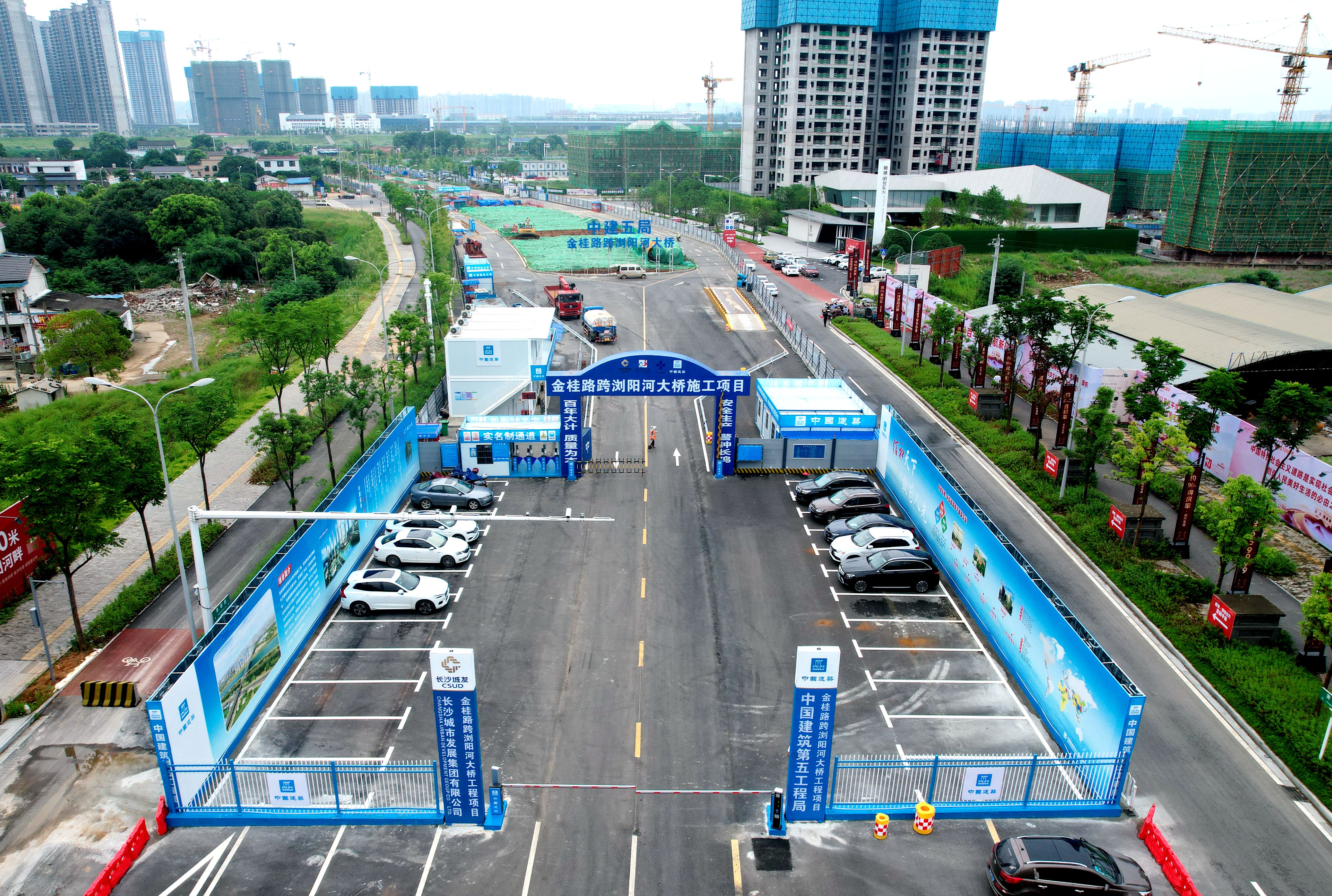 金桂路跨浏阳河大桥目前已完成南引桥全部桩基施工,正在进行承台施工。