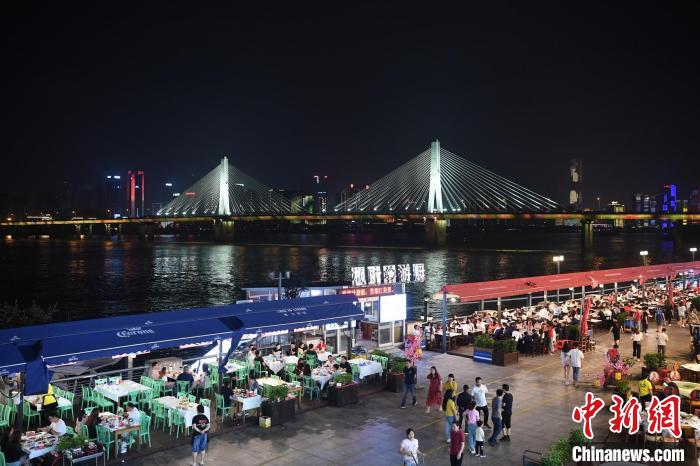 长沙晚上是座不夜城,消费能力非常旺盛。 杨华峰 摄