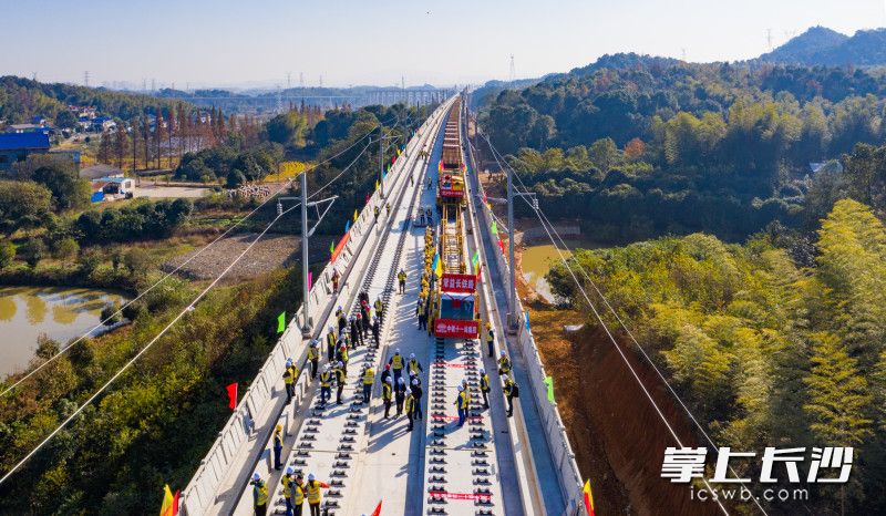 2021年12月1日,常益长铁路启动铺轨施工,目前长沙段已实现全线轨通。长沙晚报全媒体记者 邹麟 摄