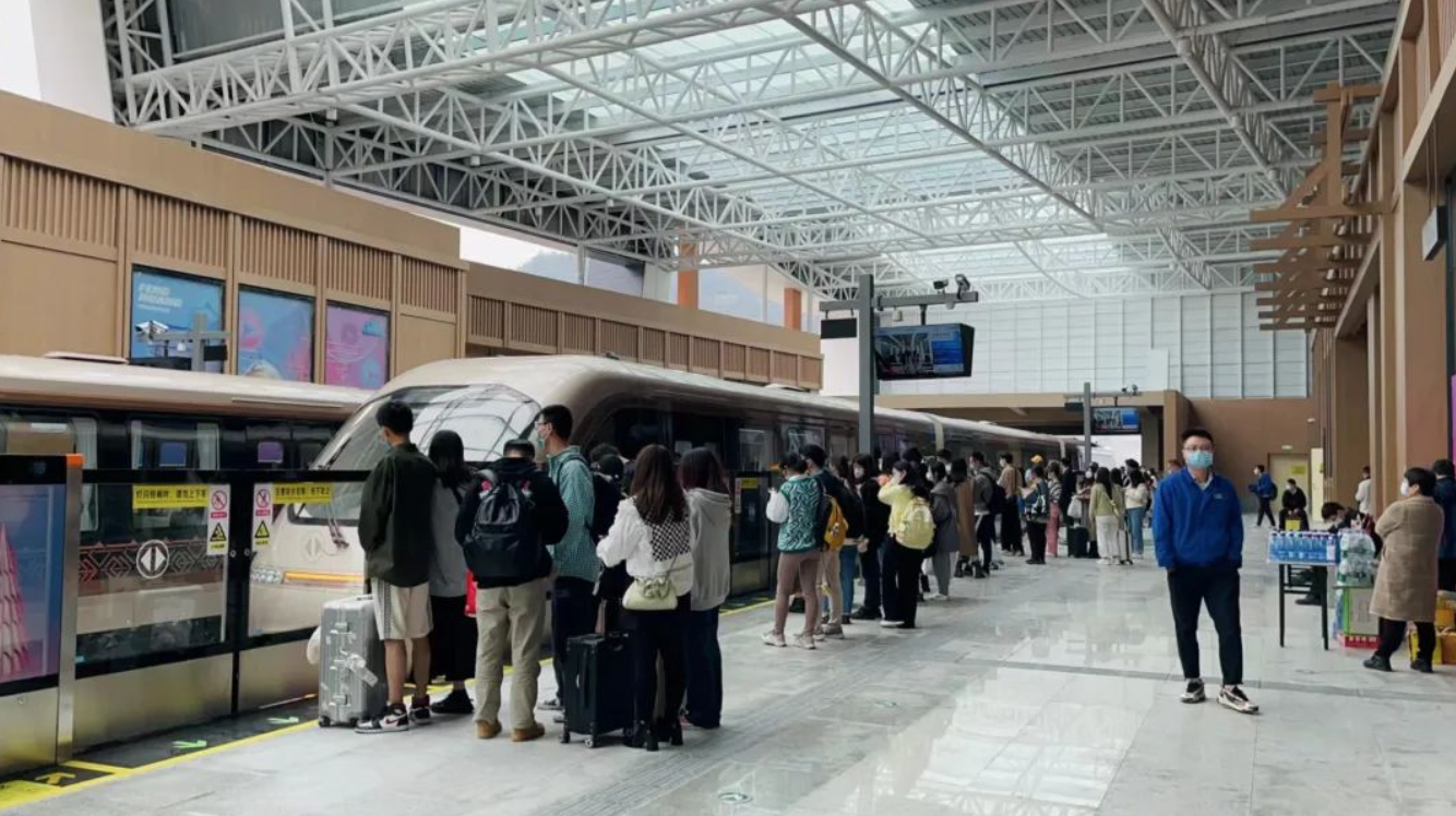 凤凰磁浮观光快线试营业,全力打造六大旅游体验新亮点