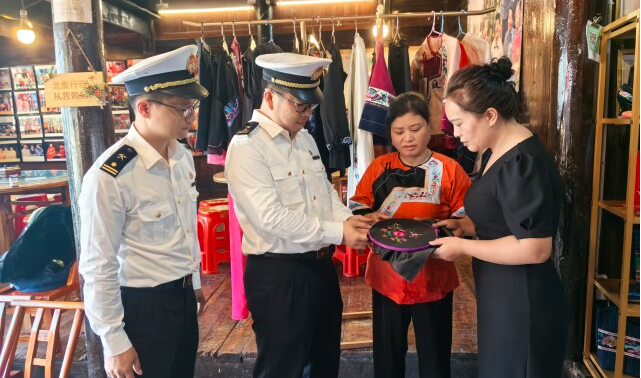 十八洞村苗绣“触电”出海 10票跨境电商订单启运出口肯尼亚