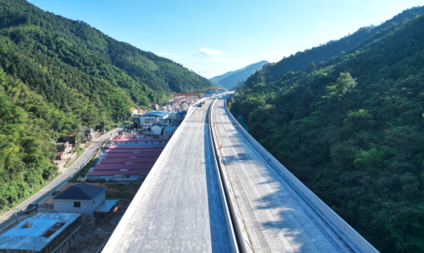 零道高速两座大桥相继贯通,预计2026年底全线通车