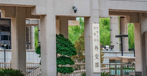 外交部提醒中国公民暂勿前往伊朗,在当地中国公民尽快撤离