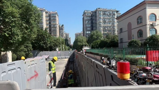 长沙市岳麓区麓枫和苑(二期)燃气管网改造工程现场,施工人员正在紧张作业。