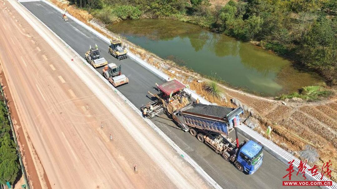 抢抓晴好天气,G4株耒扩容工程全力推进路面结构层施工